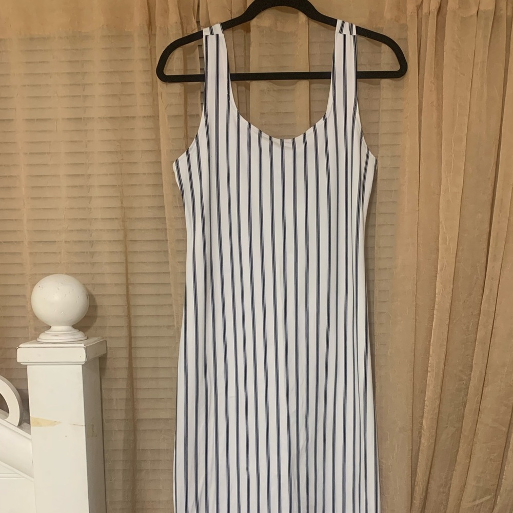 Sleeveless black and white verticals stripped dress. Size XL